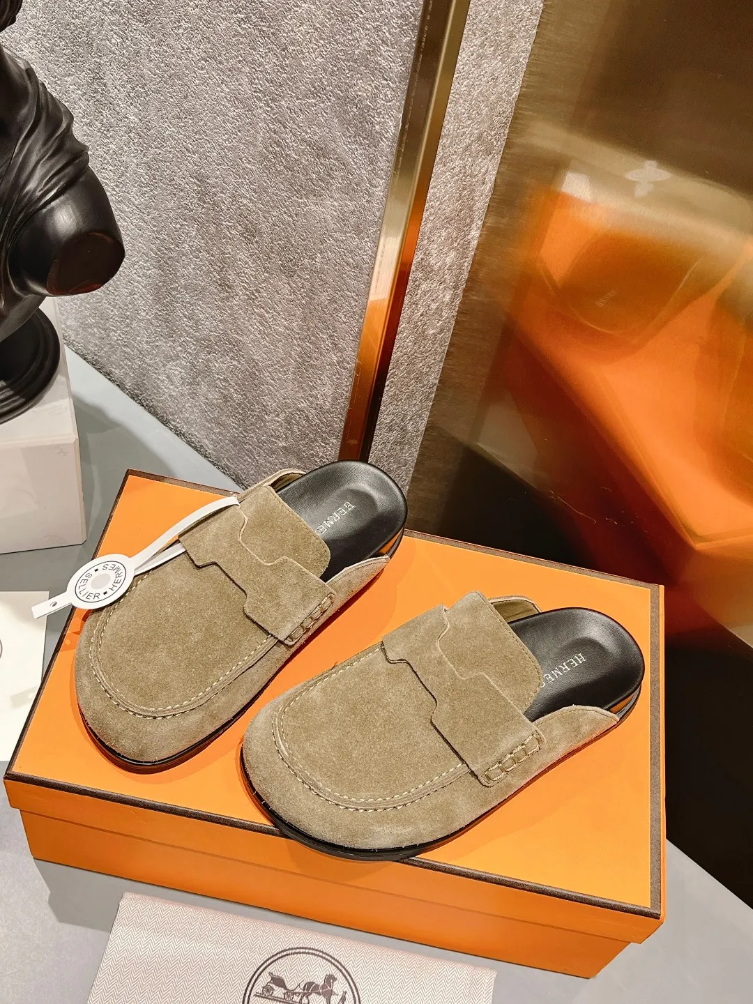 [H Family Hermès] P: 520💰 Size: Male 39-44 (45 customized) Female 35-40 (41 customized) HERMES Hermès' latest couple's cute Birkenstock slippers. Summer really needs versatile slippers. They look good no matter how you match them. They have a casual and high-end feel. The comfort is also great. They are paired with a variety of colorful socks. They are trendy. Hermès 2023 new half slippers are high quality. ●Upper: imported cow suede ●Inner lining: imported sheepskin ●Foot pads: imported mixed sheepskin ●Outsole: Tpu non-slip and wear-resistant outsole